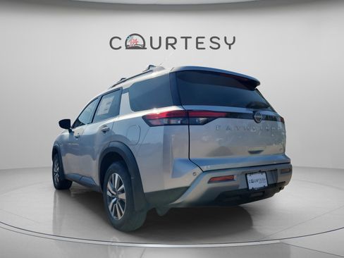 New 2025 Nissan Pathfinder SL image 2