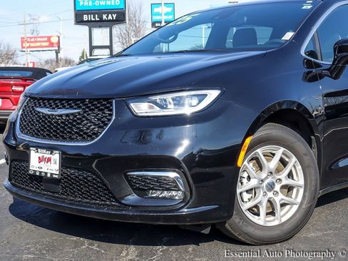 Used 2025 Chrysler Pacifica Select image 3