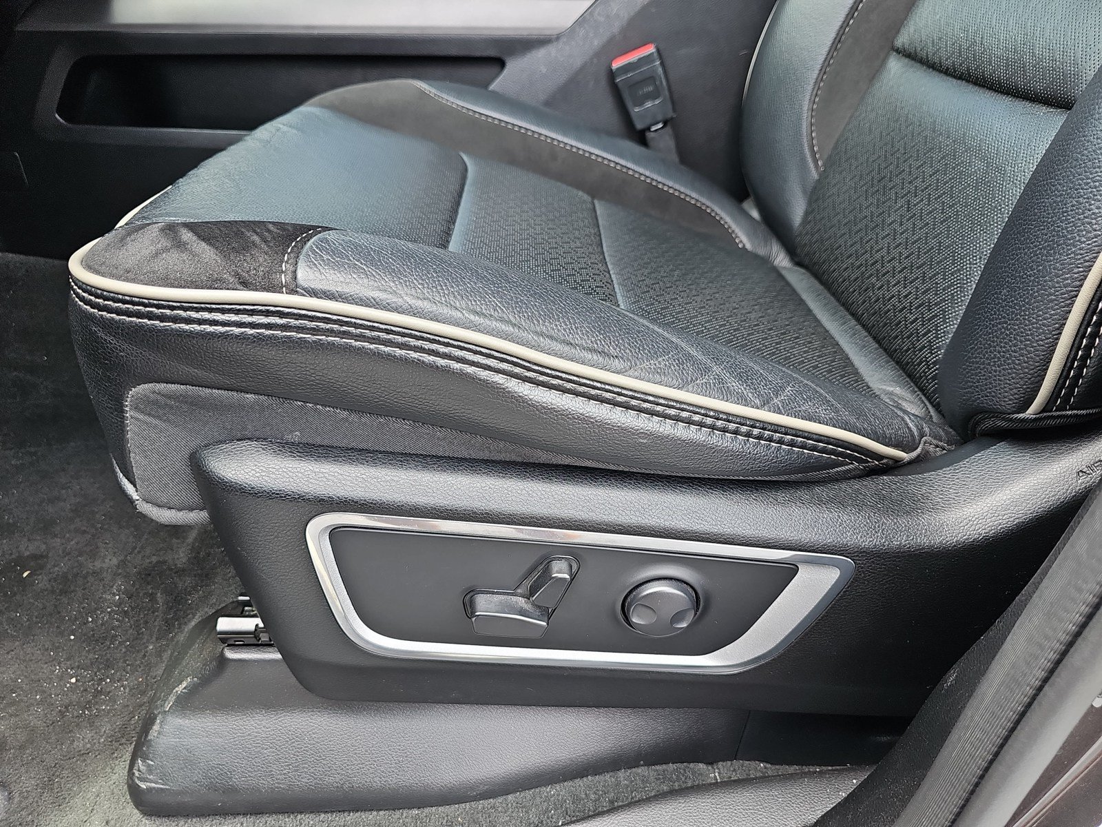 Used 2023 RAM 1500 Laramie RWD image 16