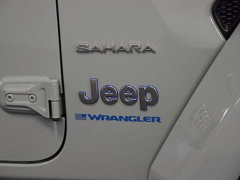 Used 2023 Jeep Wrangler Unlimited Sahara w/ Cold Weather Group AWD/4WD image 11