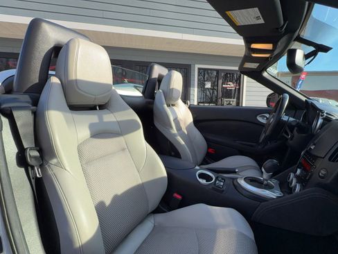 Used 2014 Nissan 370Z Touring image 13