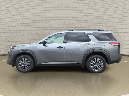 Used 2025 Nissan Pathfinder SV FWD image 8