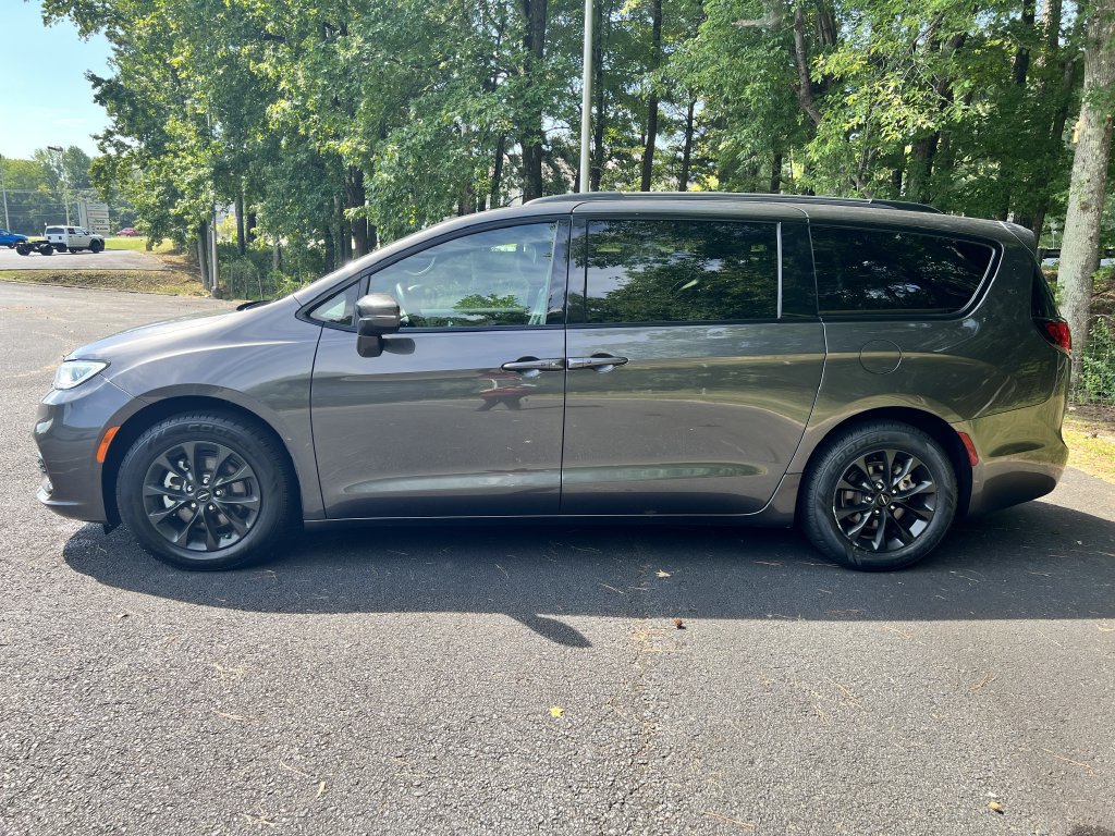 Used 2021 Chrysler Pacifica Touring-L w/ S Appearance Package FWD image 6