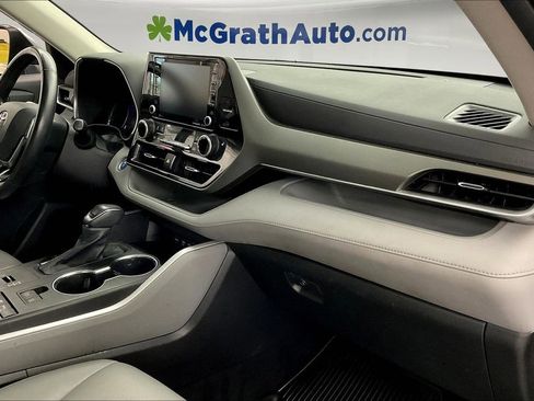 Used 2021 Toyota Highlander XLE image 19