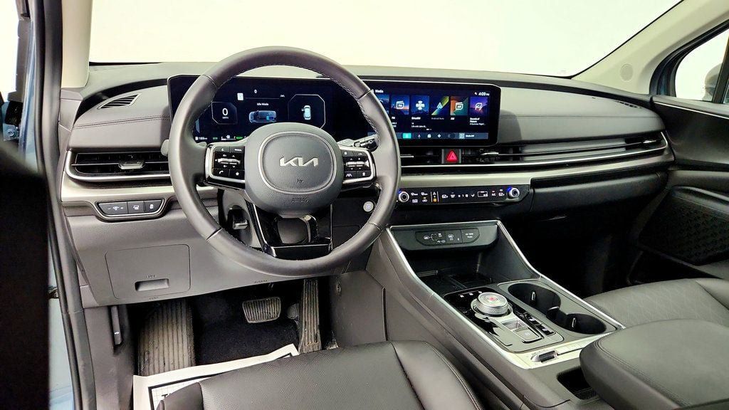 Used 2026 Kia Carnival SX w/ SX Dark Edition Package FWD image 12