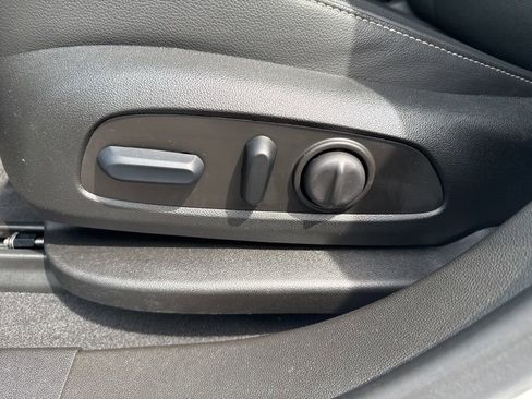 Used 2023 GMC Acadia SLT w/ Elevation Edition image 11