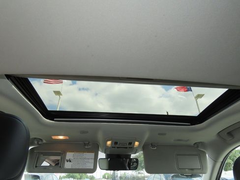 Used 2023 Toyota Highlander XLE FWD image 22