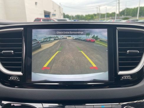 Used 2023 Chrysler Pacifica Touring-L FWD image 13