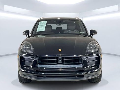 Certified 2025 Porsche Macan image 2