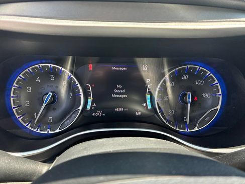 Used 2024 Chrysler Pacifica Touring-L FWD image 37