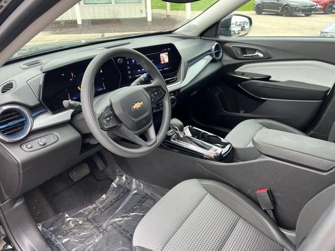 Used 2025 Chevrolet Trax LT FWD image 18