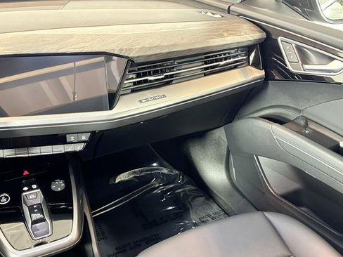Used 2025 Audi Q4 e-tron Premium w/ Convenience Package image 21