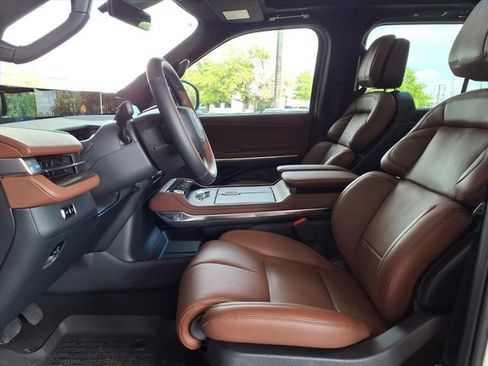 New 2026 Lincoln Navigator Reserve AWD/4WD image 7