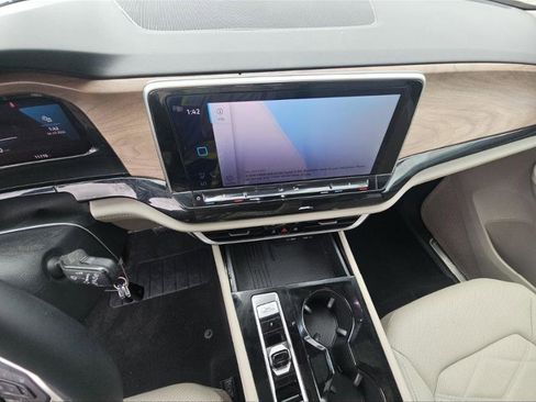 Used 2025 Volkswagen Atlas SE FWD image 4