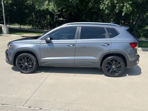 Certified 2023 Volkswagen Taos SE FWD image 7