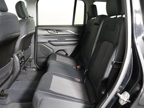 Used 2023 Jeep Grand Cherokee Laredo AWD/4WD image 16