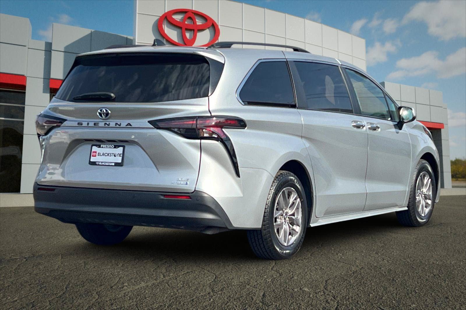 Used 2024 Toyota Sienna XLE FWD image 3