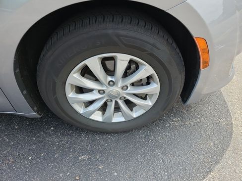 Used 2017 Chrysler Pacifica Touring-L FWD image 8