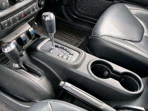 Used 2014 Jeep Wrangler Unlimited Sahara w/ Connectivity Group image 17