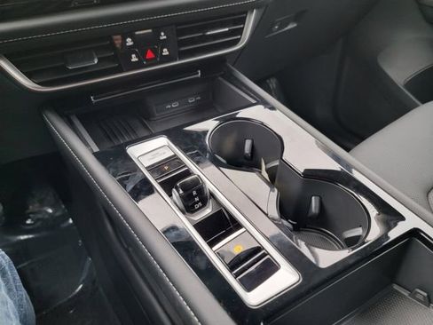 Used 2025 Volkswagen Atlas SE image 40