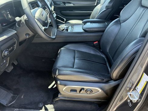 Used 2024 Jeep Wagoneer L Series II w/ Flexible Seating Group AWD/4WD image 12