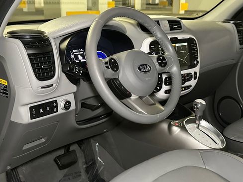 Used 2018 Kia Soul EV + w/ Sun & Fun Package image 20