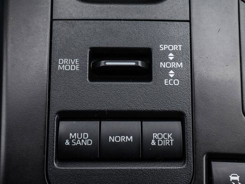 Used 2020 Toyota Highlander XLE image 33