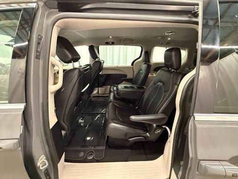 Used 2022 Chrysler Pacifica Touring-L w/ Uconnect Theater Family Group FWD image 21