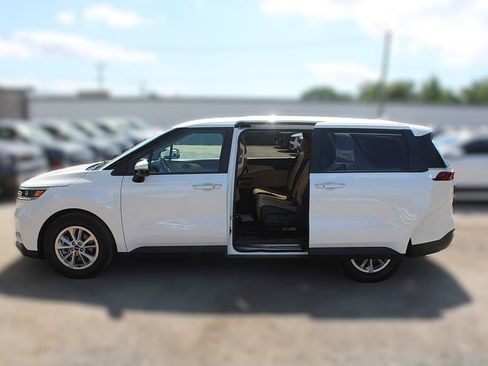 Used 2022 Kia Carnival LX FWD image 17
