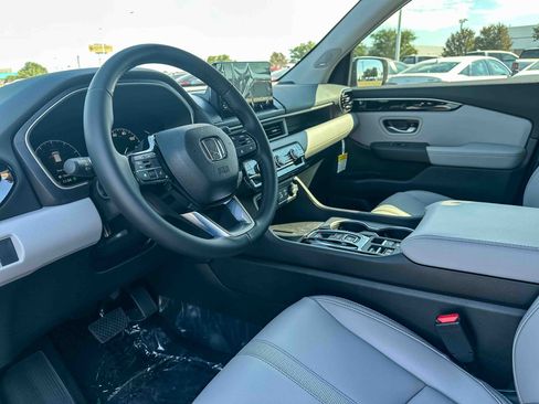 New 2025 Honda Pilot Touring image 9