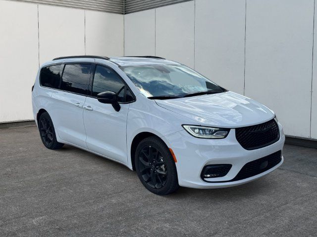 Used 2025 Chrysler Pacifica Limited FWD image 7