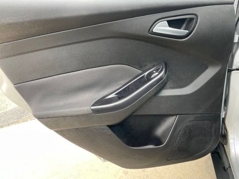 Used 2016 Ford Focus SE w/ Equipment Group 201A FWD image 23