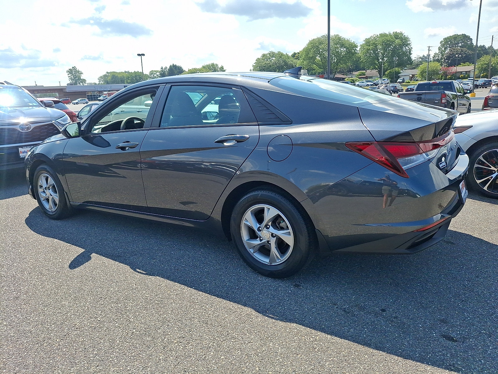 Used 2021 Hyundai Elantra SE FWD image 4