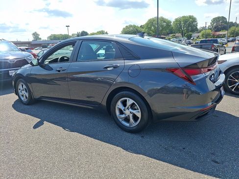 Used 2021 Hyundai Elantra SE FWD image 4