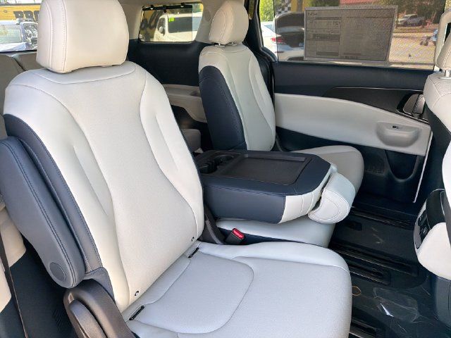 New 2027 Kia Carnival SX w/ Dark Edition Package FWD image 23