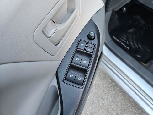 Used 2020 Toyota Sienna L FWD image 10