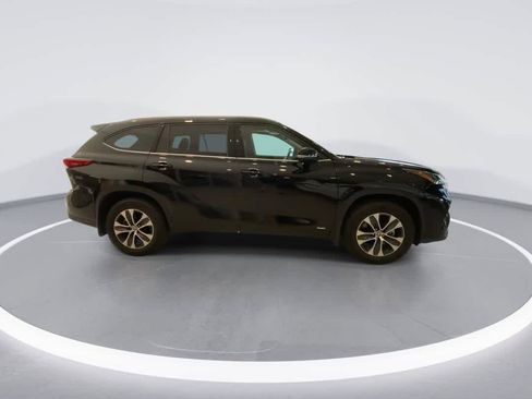 Used 2022 Toyota Highlander XLE AWD/4WD image 9