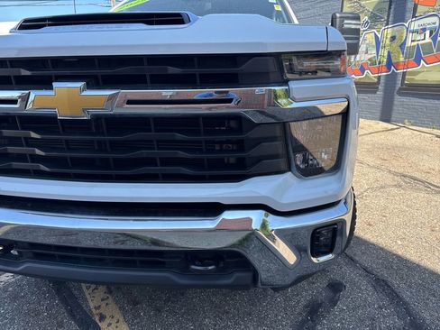 Used 2025 Chevrolet Silverado 2500 LT w/ Convenience Package AWD/4WD image 3