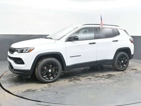 Used 2024 Jeep Compass Latitude image 4