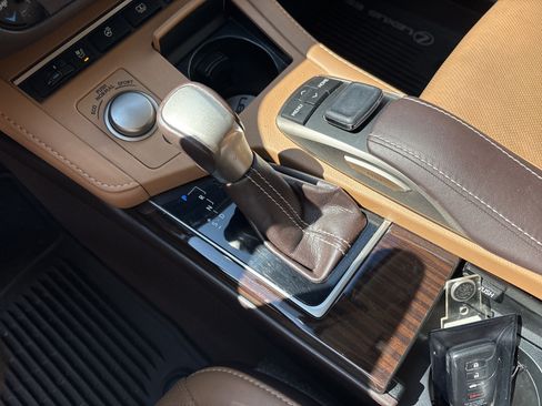 Used 2016 Lexus ES 350 w/ Luxury Package w/Wood Trim FWD image 26