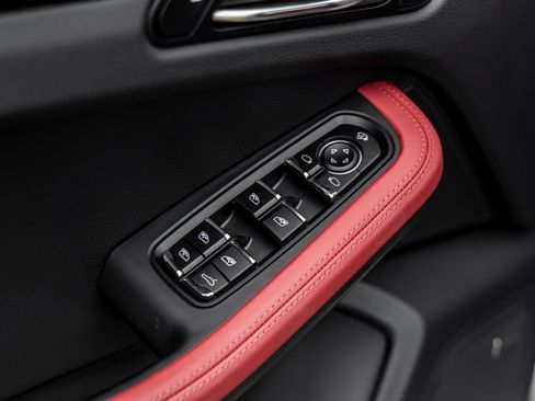 Certified 2025 Porsche Macan AWD/4WD image 19