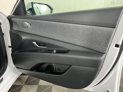 Used 2025 Hyundai Elantra Limited image 16