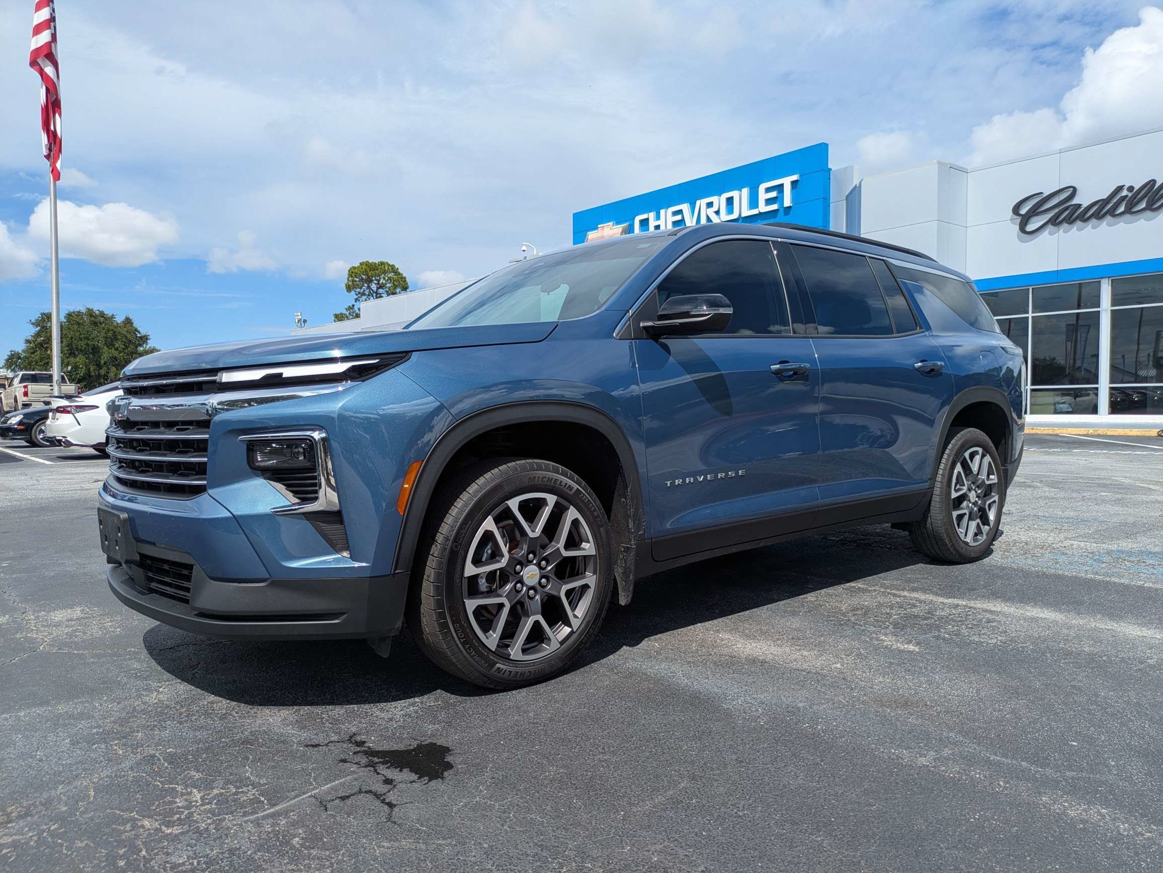 Used 2025 Chevrolet Traverse LT FWD image 2