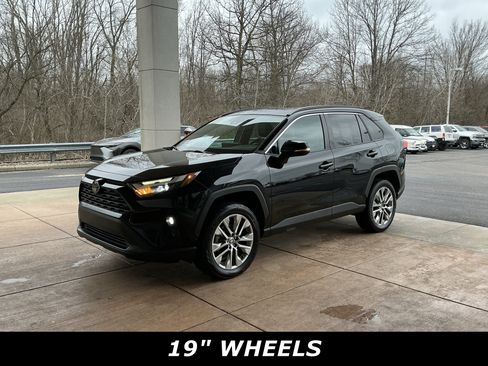 Used 2022 Toyota RAV4 XLE Premium FWD image 3