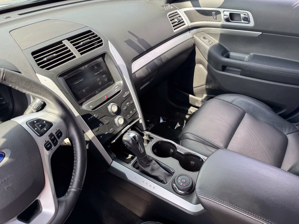 Used 2015 Ford Explorer XLT w/ Equipment Group 202A AWD/4WD image 15