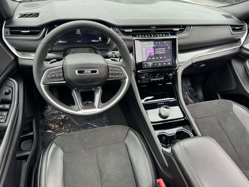 Used 2023 Jeep Grand Cherokee L Laredo image 2