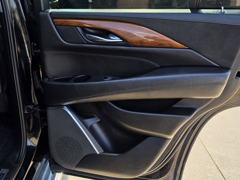 Used 2015 Cadillac Escalade Luxury RWD image 30