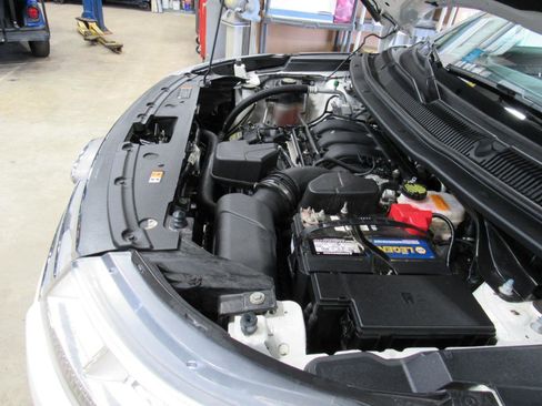 Used 2018 Ford Explorer XLT w/ Equipment Group 202A AWD/4WD image 43