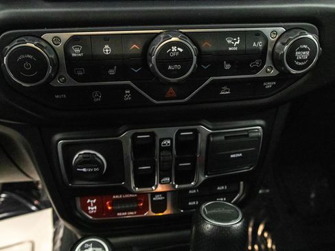 Used 2023 Jeep Gladiator Mojave w/ Cold Weather Group image 27