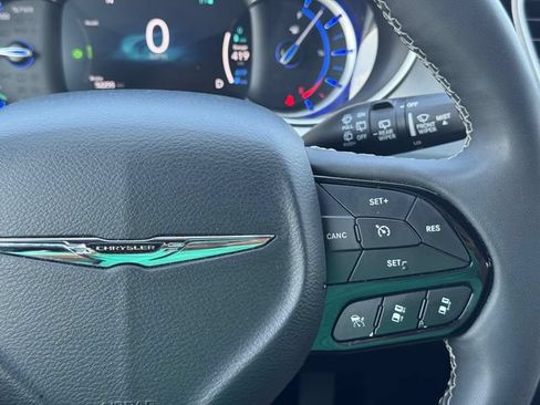 Certified 2024 Chrysler Pacifica Limited FWD image 25